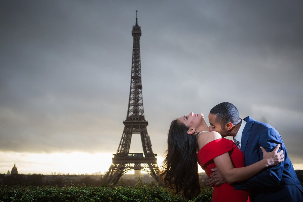 Couple photo session in front of the Eiffel tower