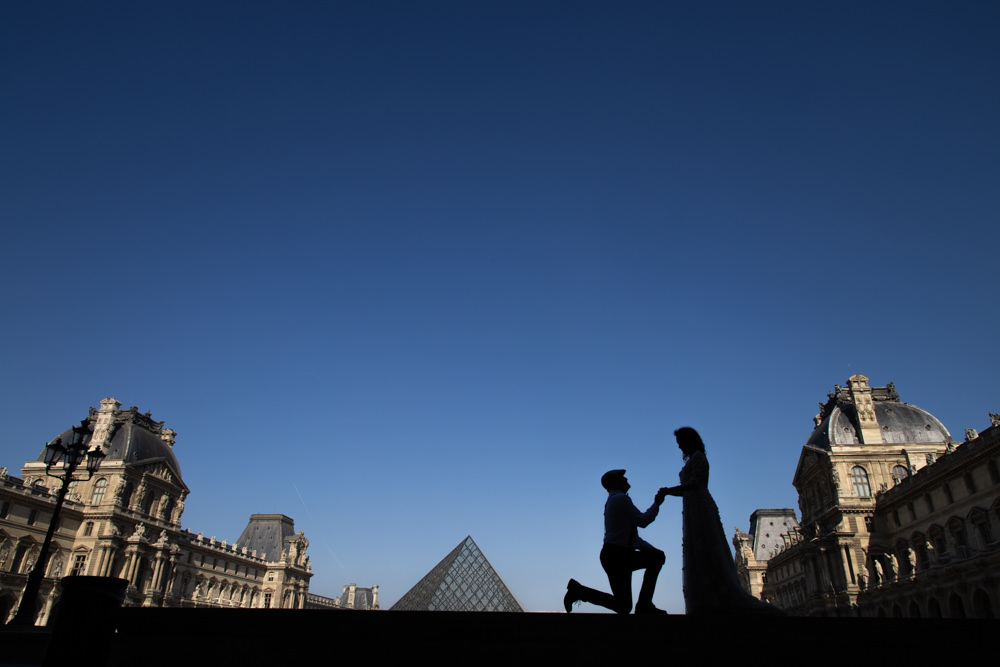 Marriage-proposal-at-le-louvre-museum