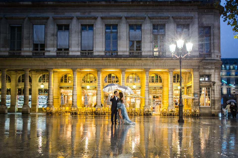 night-photoshoot-in-paris couple kissing under the rain by night in Paris