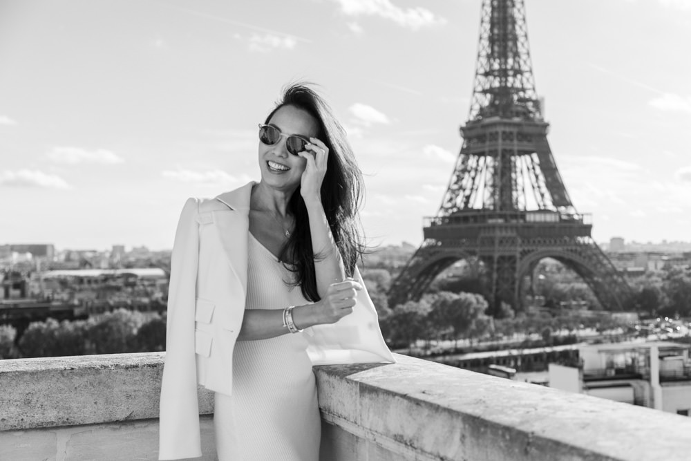 Woman posing in front of the Eiffel Tower