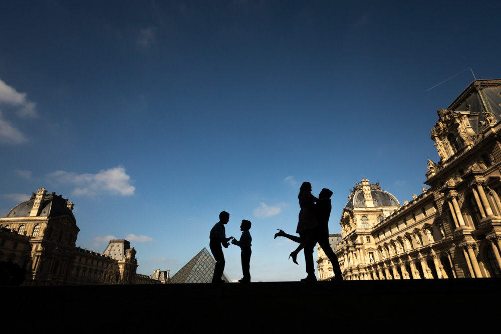 couple with children silhouettes in Paris