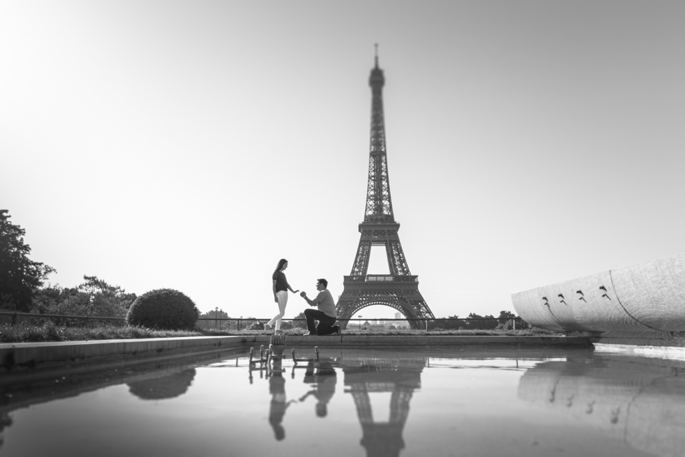 marriage-proposal-in-front-of-the-eiffel-tower