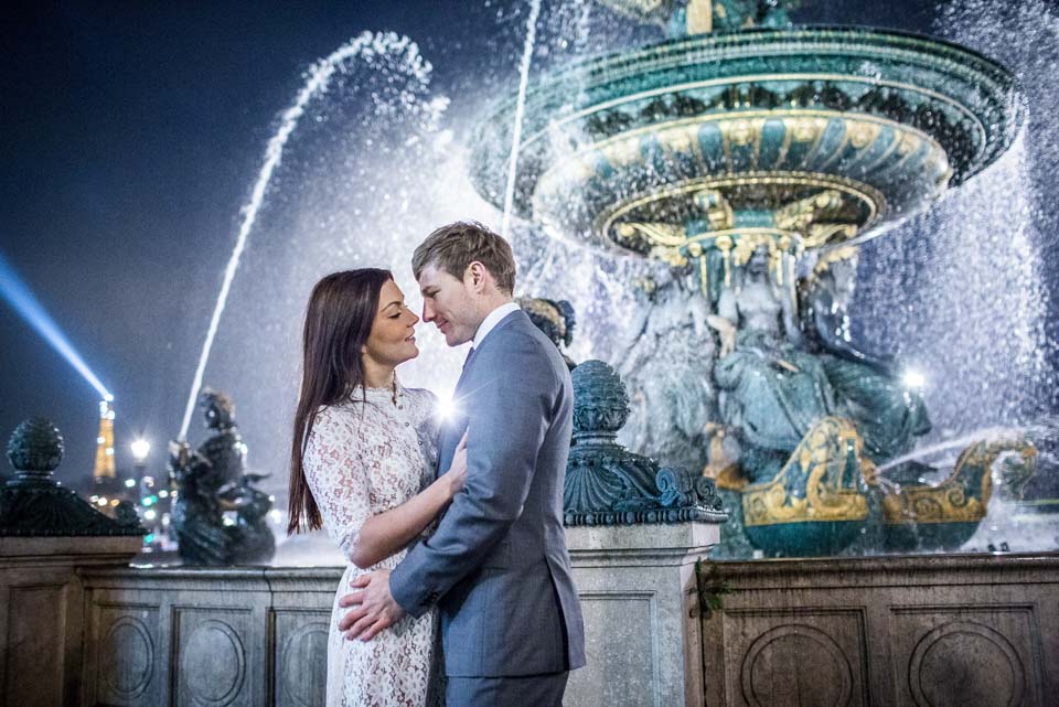 couple kissing at place de la Concorde à Paris de nuit
