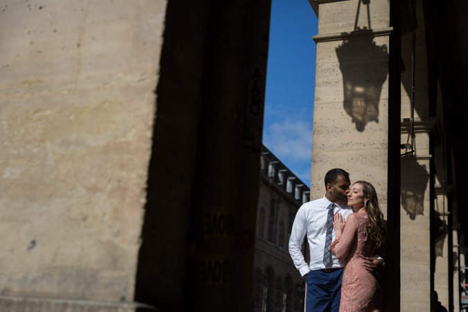 couple posing at rue de Rivoli in Paris