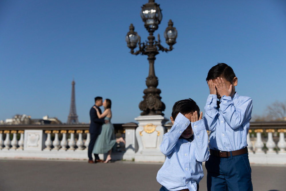 couple kissing children close eyes