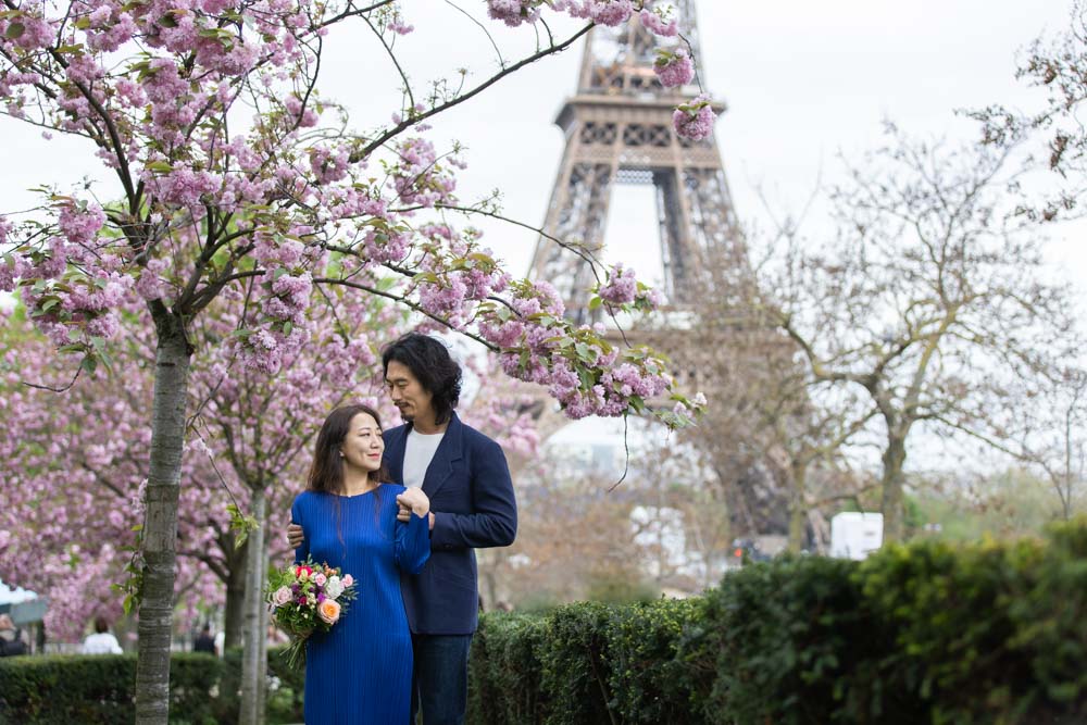 spring-engagement-photo-session-in-paris