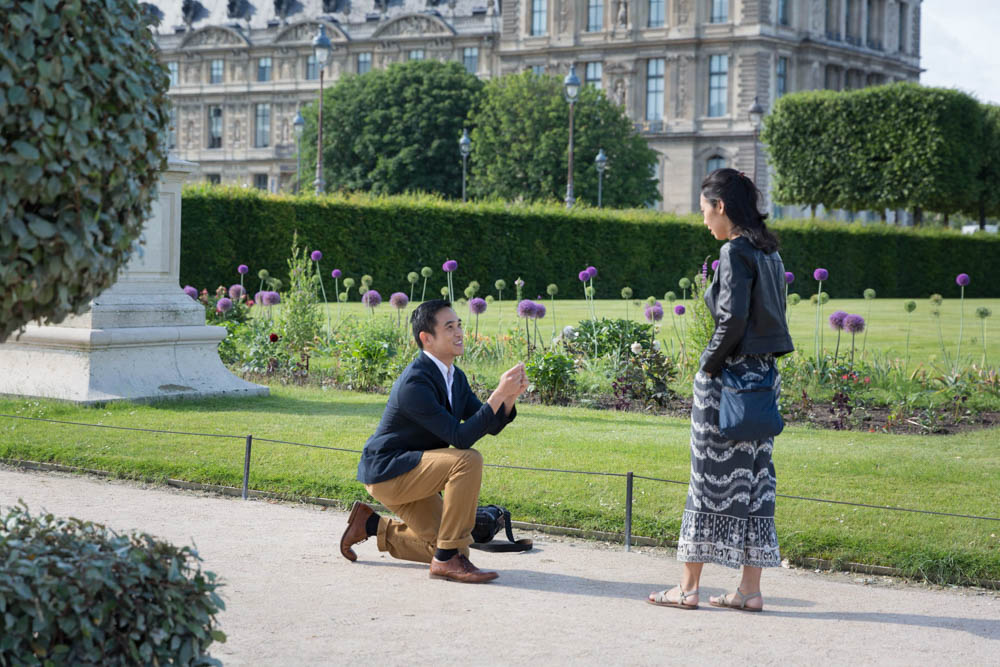 surprise-marriage-proposal-at-tuileries-garden-in-paris