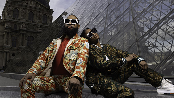 fashion couple posing at le Louvre