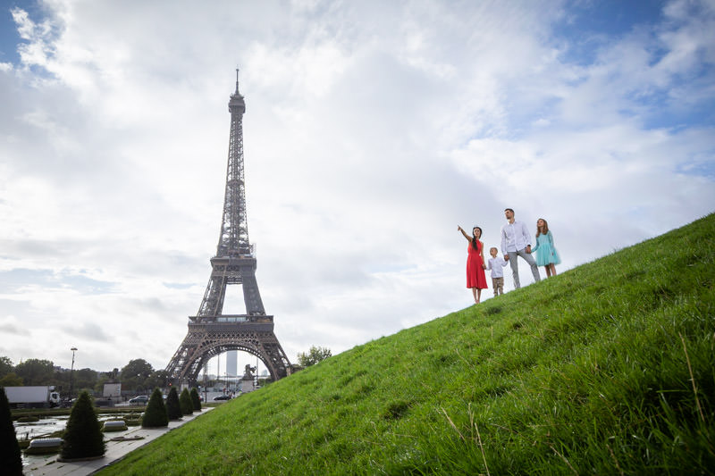 Family photoshoot in Paris with Eiffel Tower view – Professional outdoor photographer