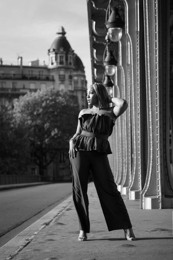 Solo-photoshoot-paris Black woman posing on the Bir Hakeim Bridge in Paris