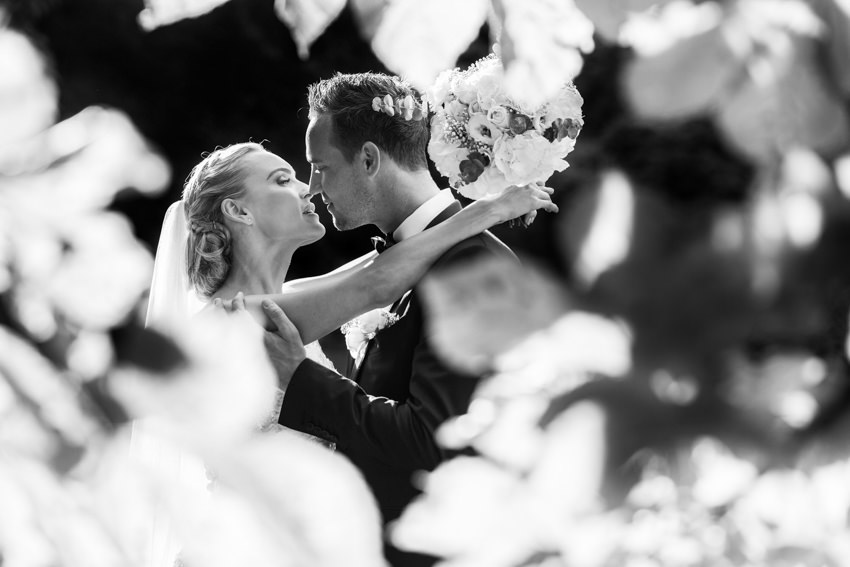 wedding-photographer-paris Newlyweds lokkind at each other during their wedding